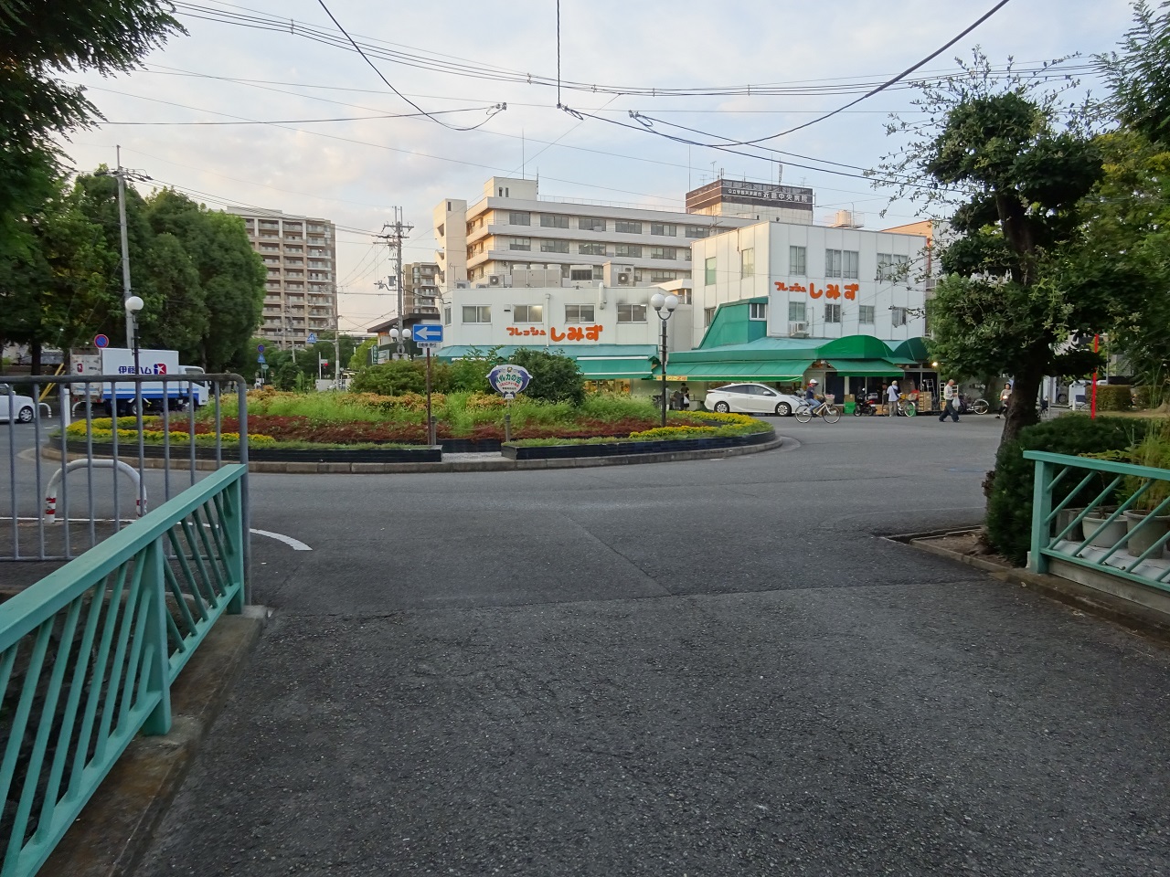 南から進入する道路から見た円形交差点