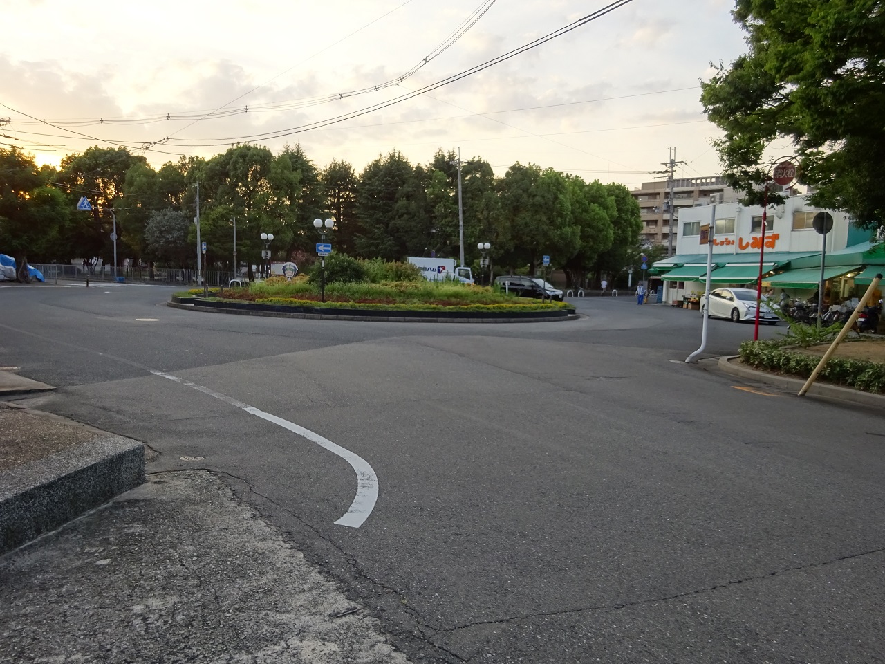 南東から進入する道路